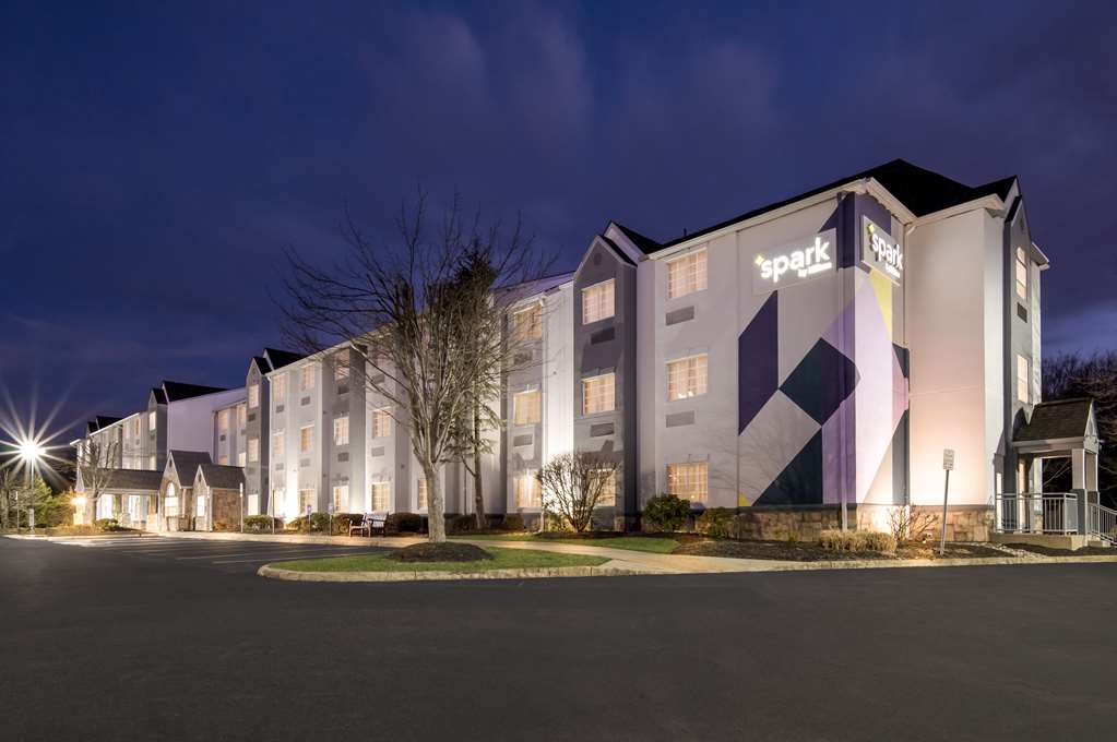 Spark by Hilton Sterling Dulles Airport