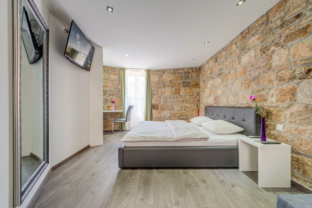 Split Suites