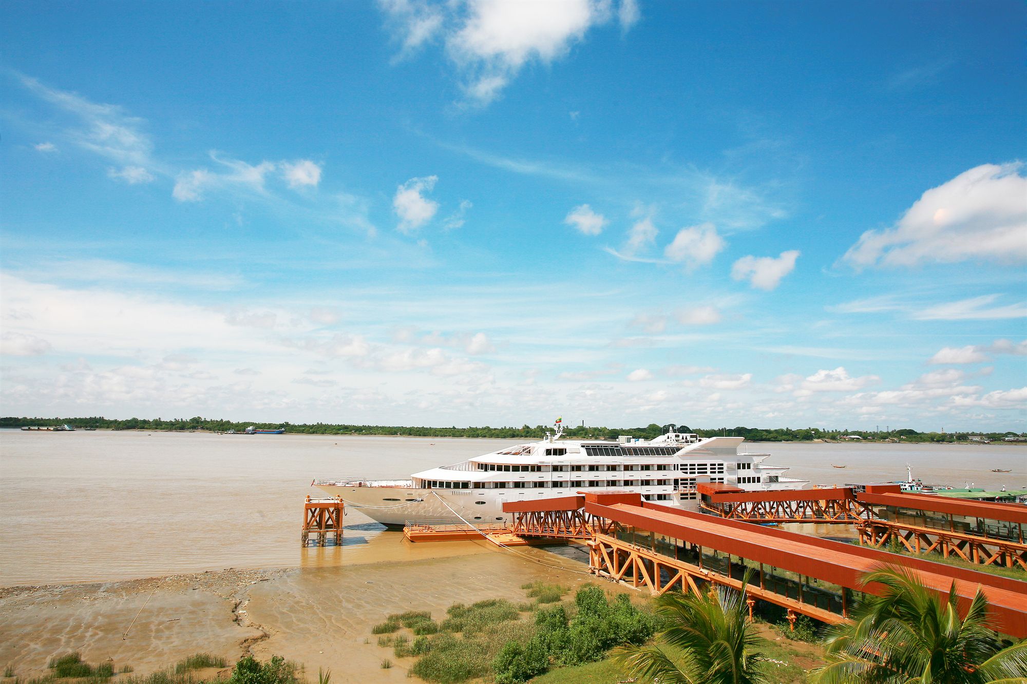 Vintage Luxury Yacht Hotel