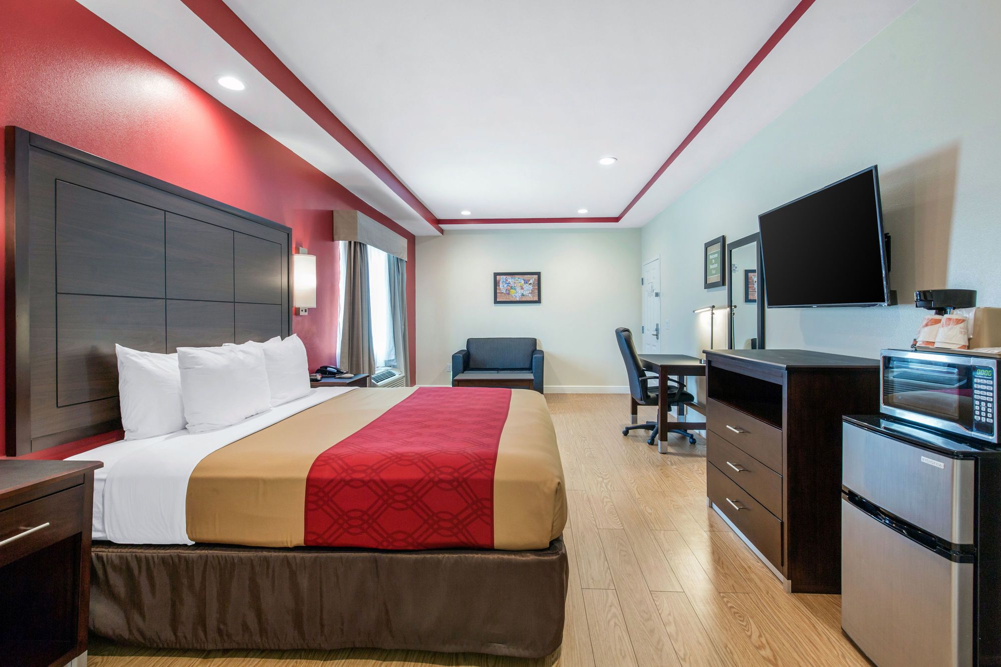 Econo Lodge Inn & Suites