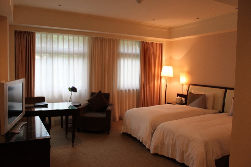 City Lake Hotel