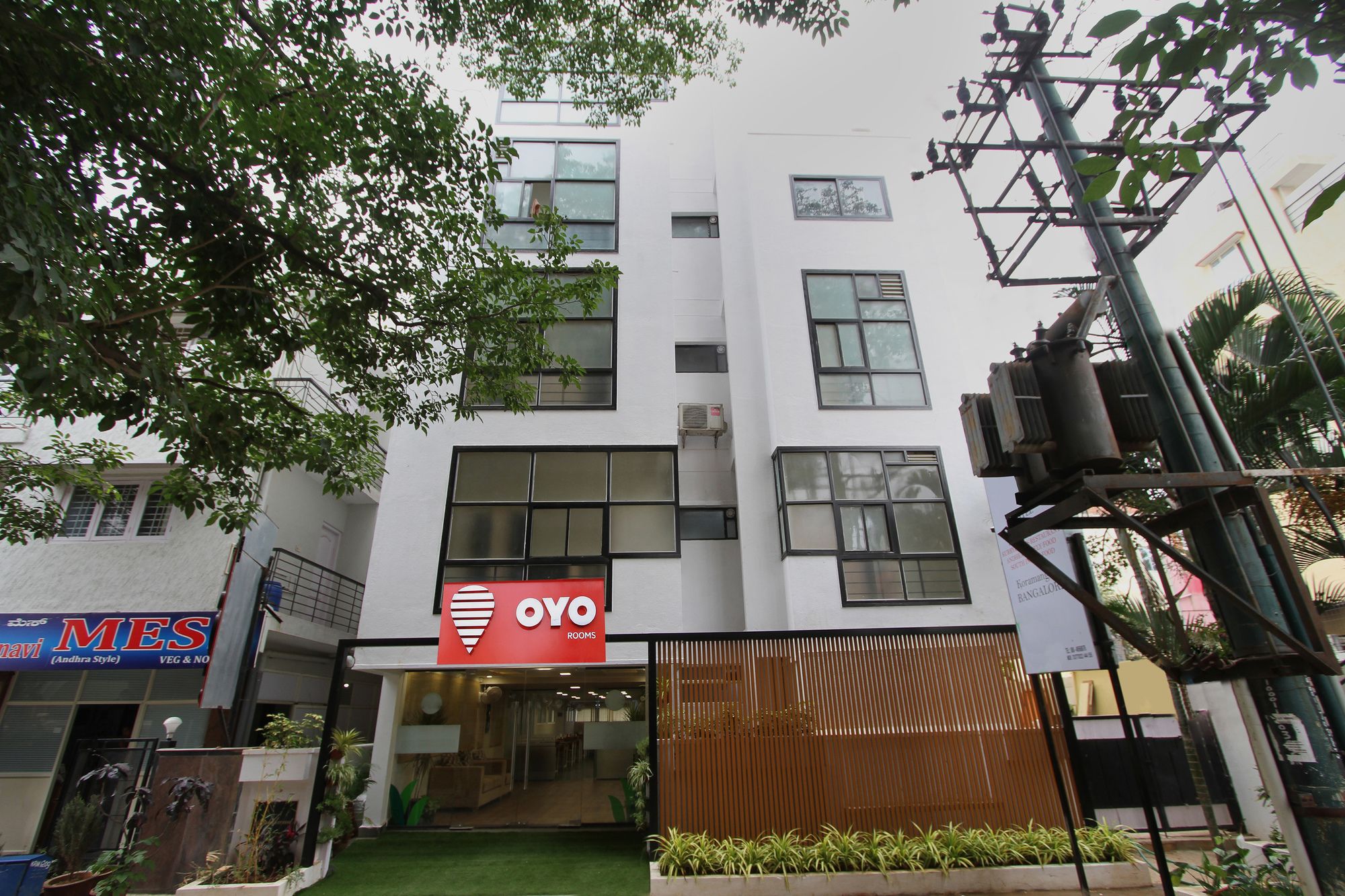 Oyo 5379 White House Hotel