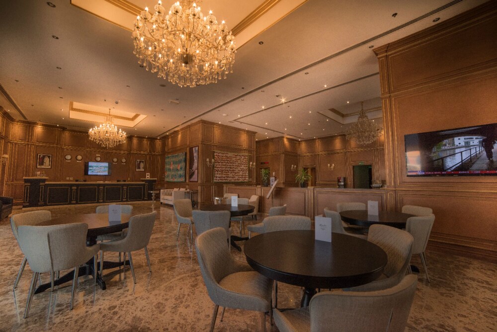 Strato Hotel By Warwick