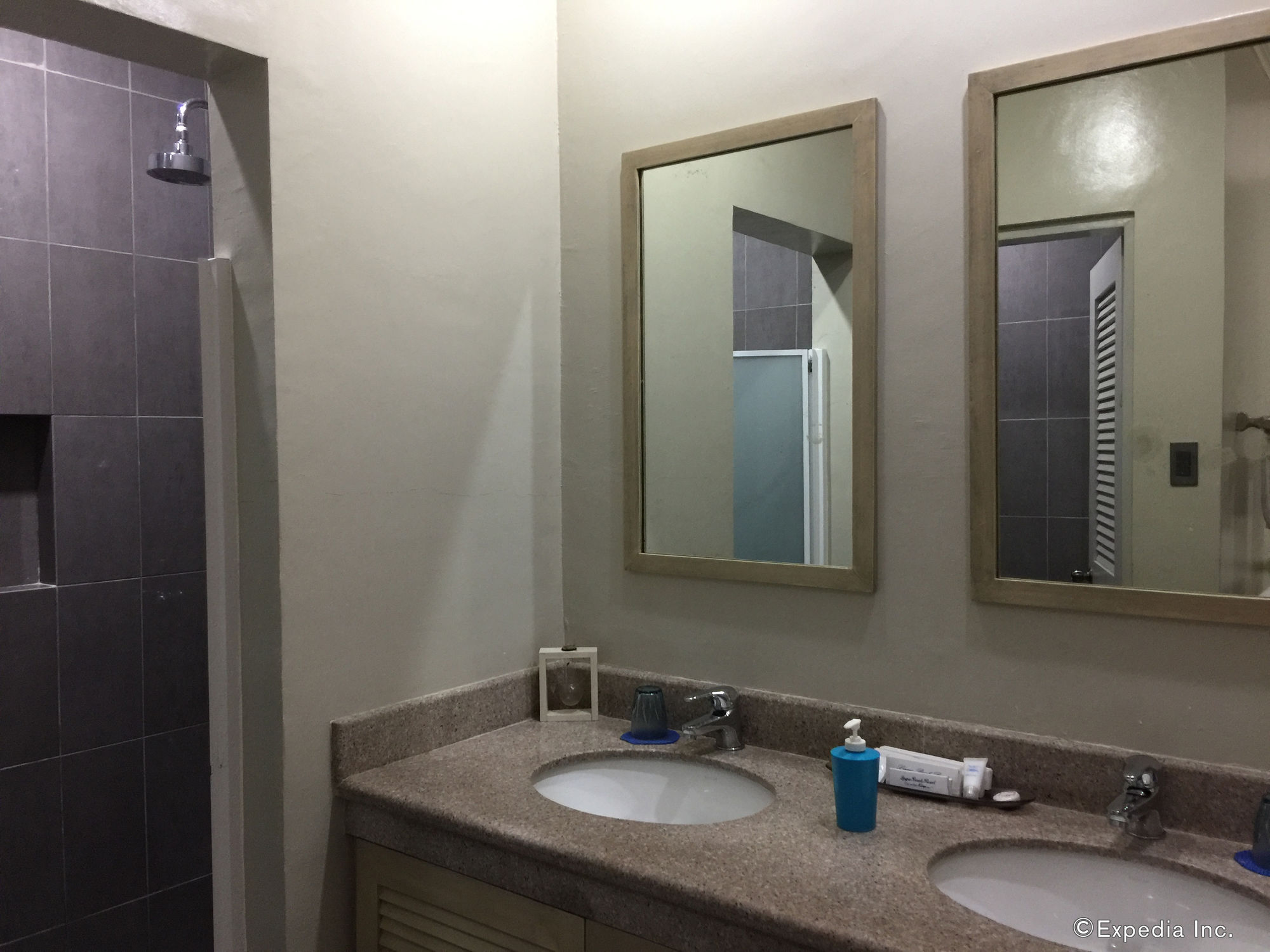 Linaw Beach Resort