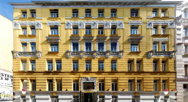 Carlton Opera