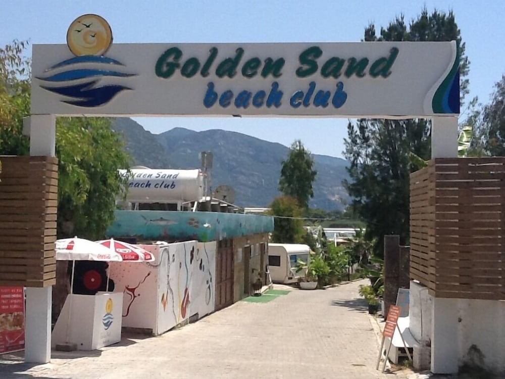 Campamento Golden Sand Beach & Caravan