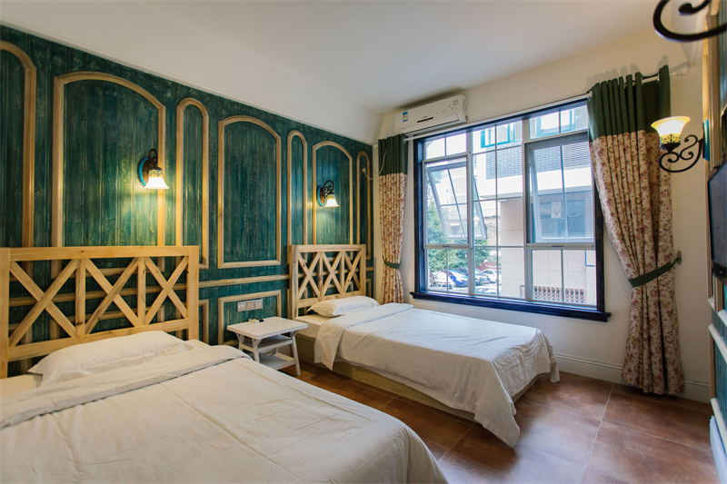 7 Sages Bell Tower Youth Hostel