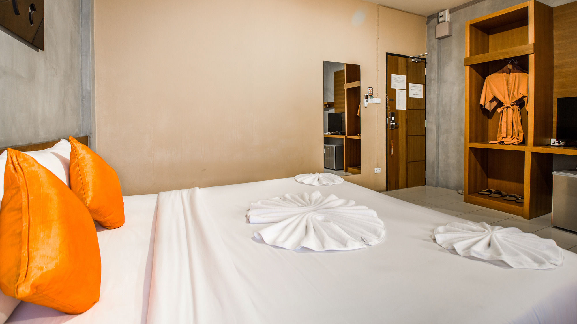 B2 Santitham (Wat Jed Yod) Boutique & Budget Hotel