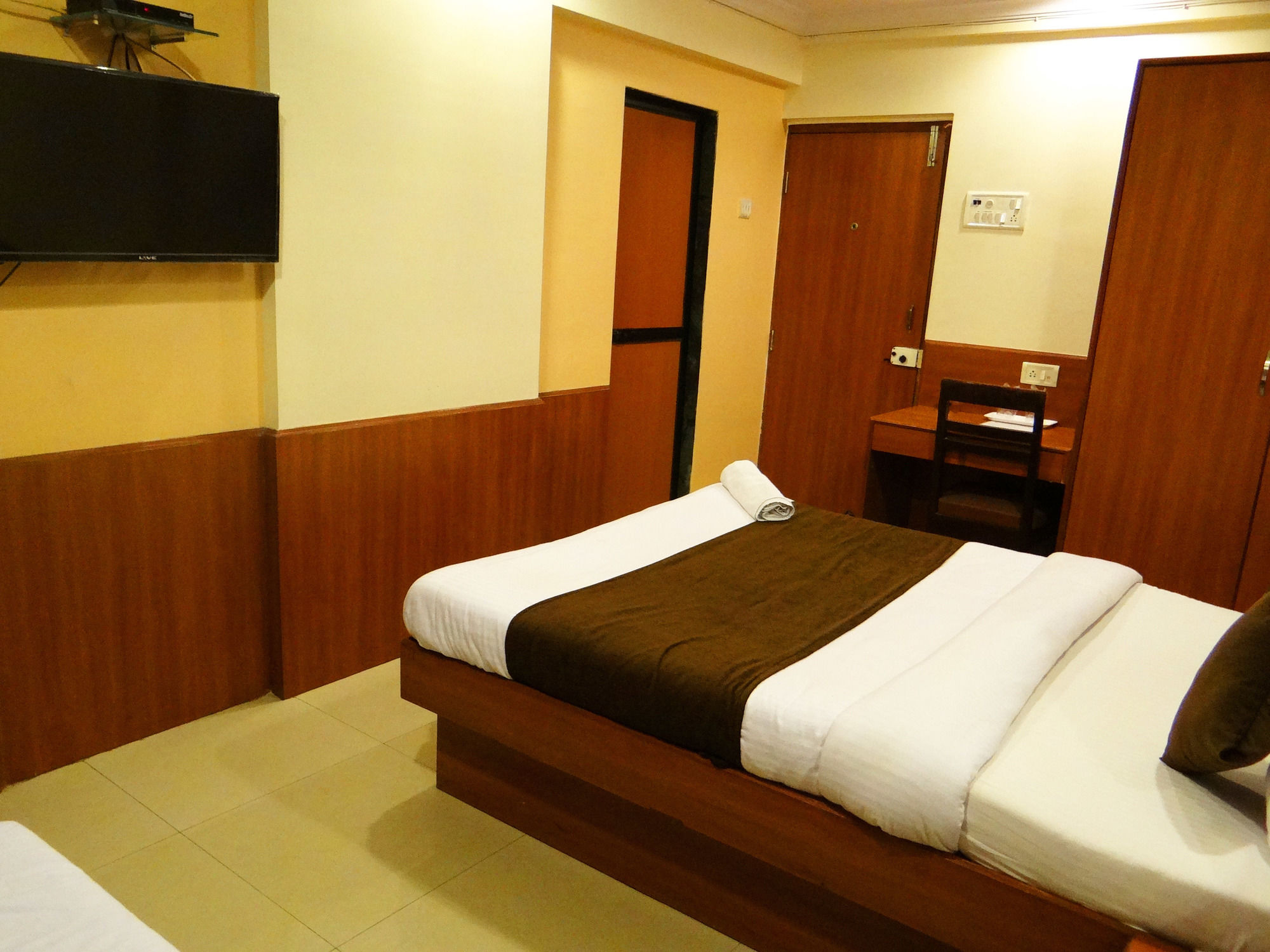 Lucky Hotel Goregaon