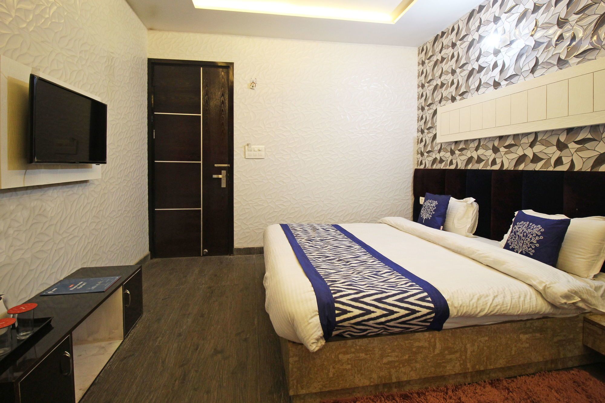JK Hotel By OYO Rooms