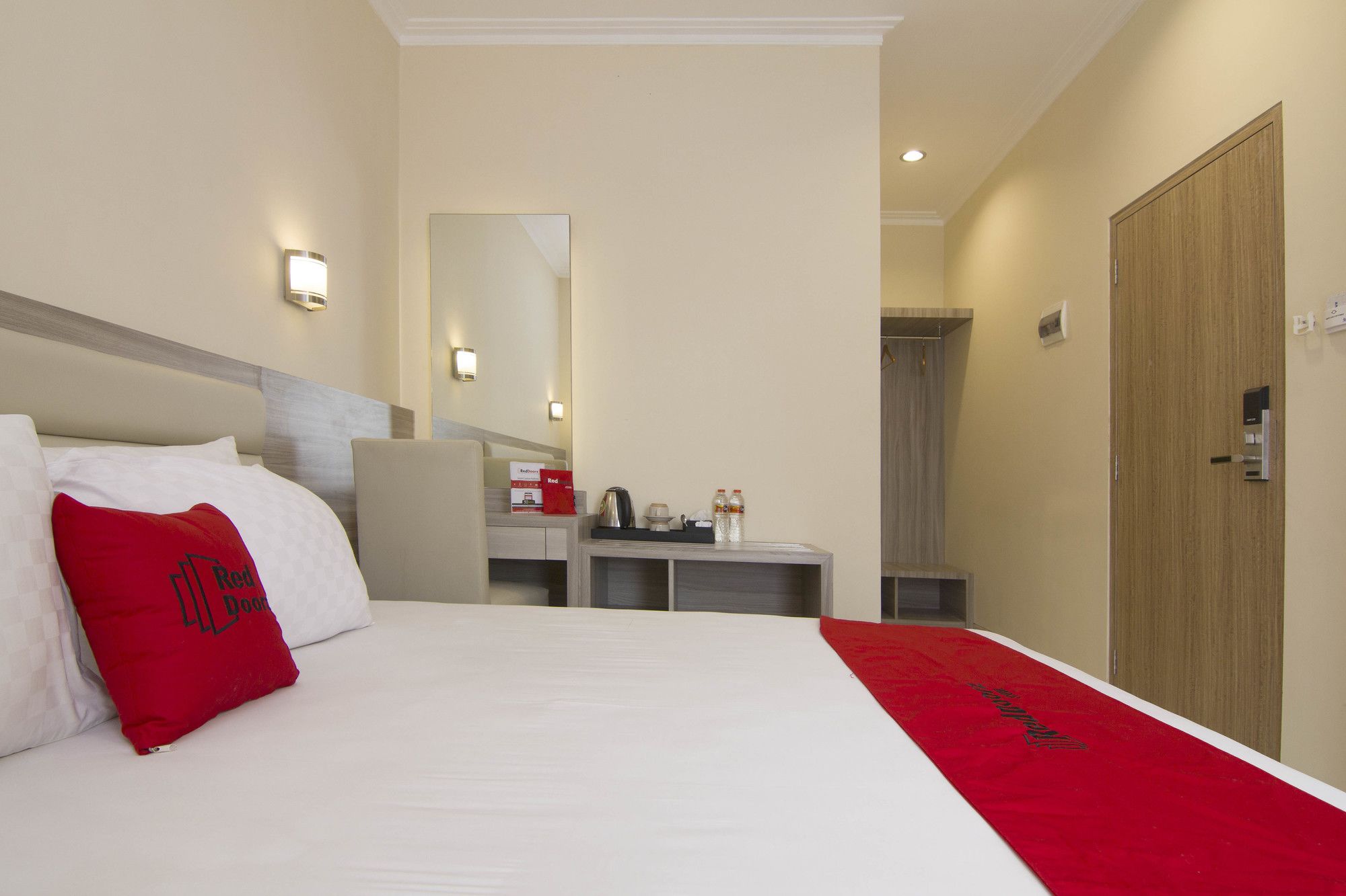 Hello Hotel by RedDoorz