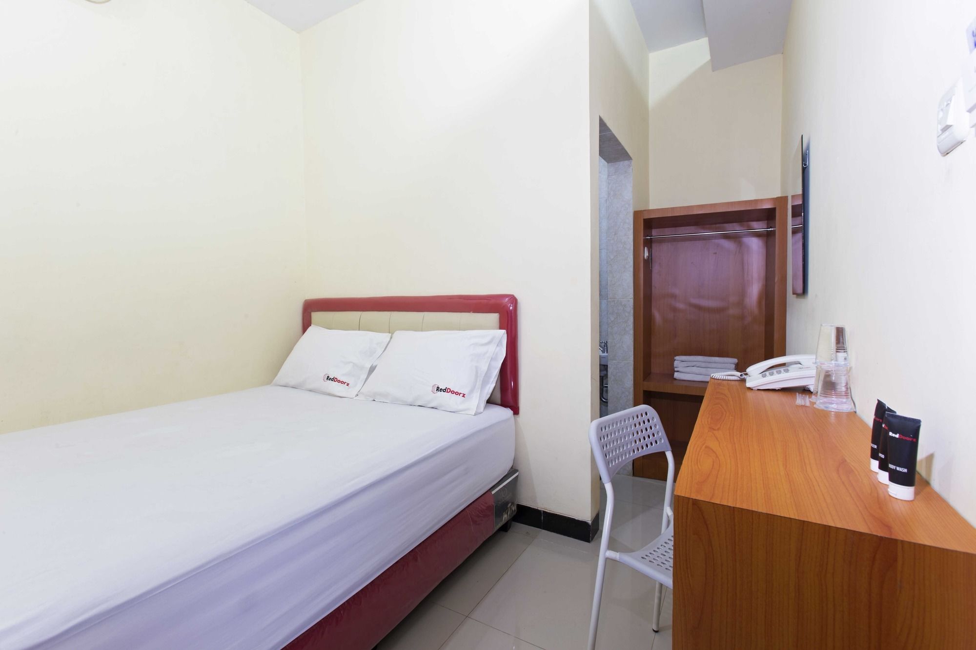 RedDoorz Plus @ Jalan Pemuda