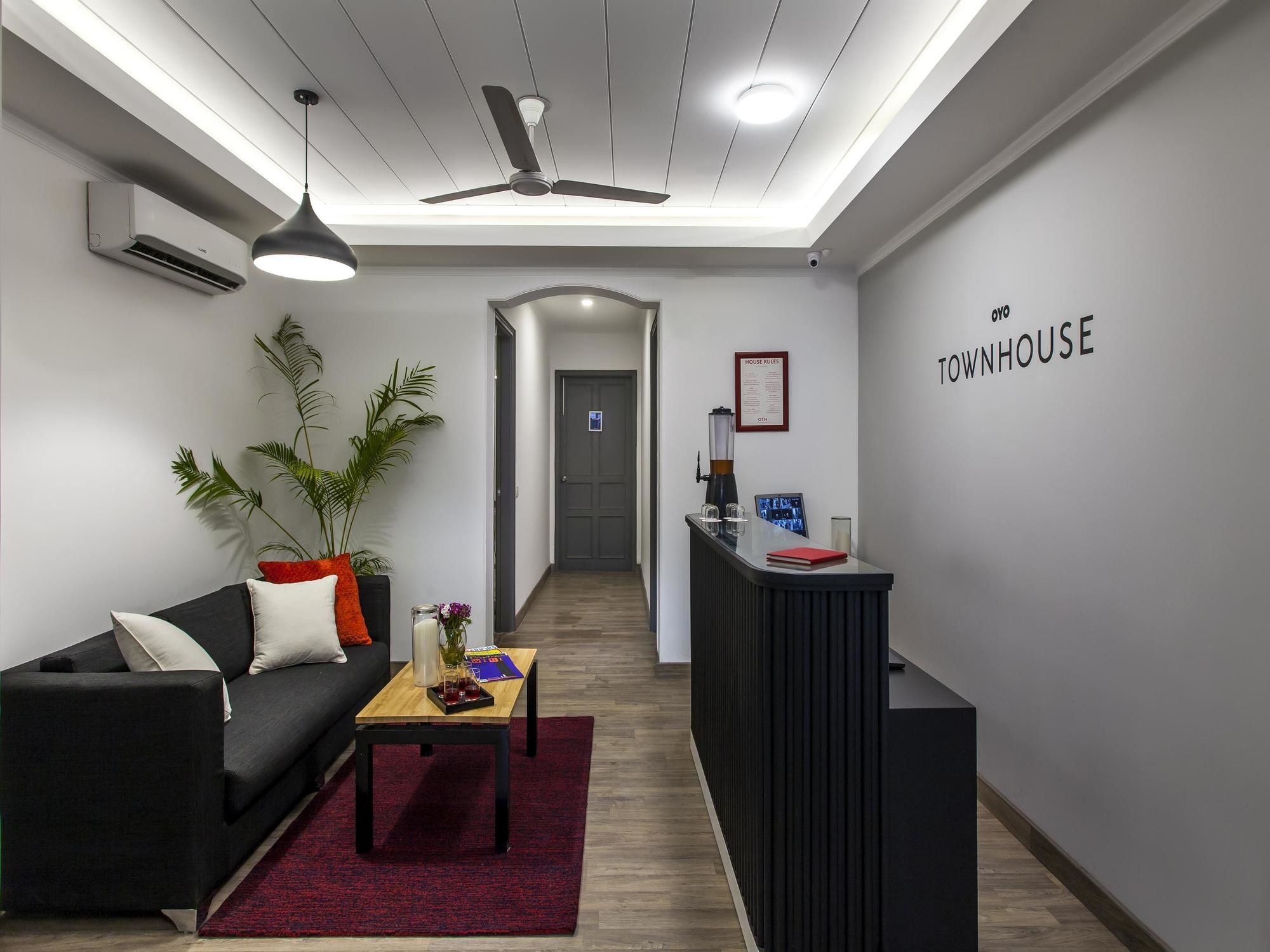 Oyo Townhouse 002