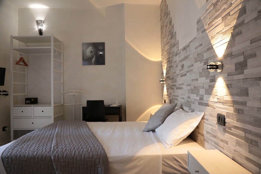 Aurelia Rooms