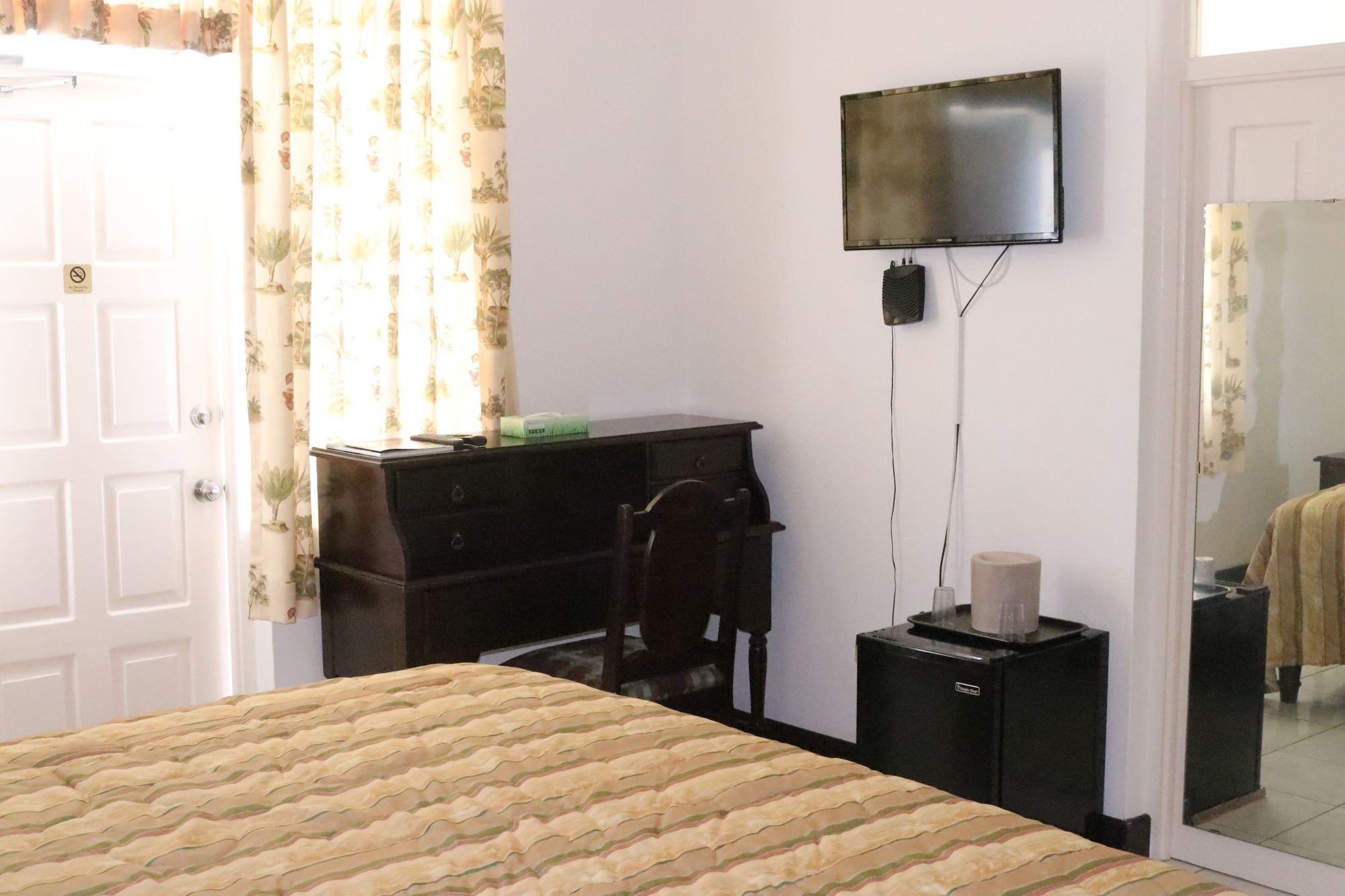 Pink Rock Inn Bed And Breakfast