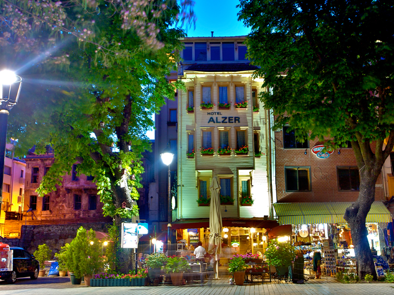 Alzer Hotel