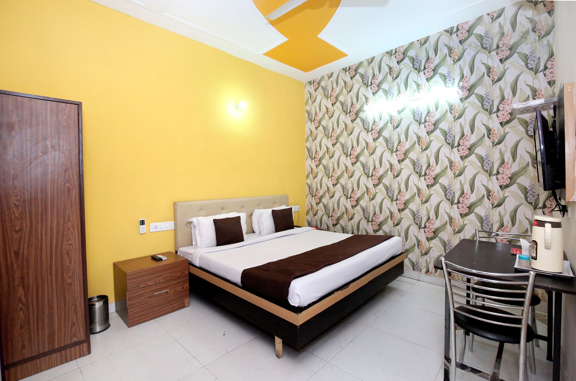 Silver One By OYO Rooms
