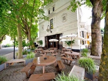The Warrington Hotel