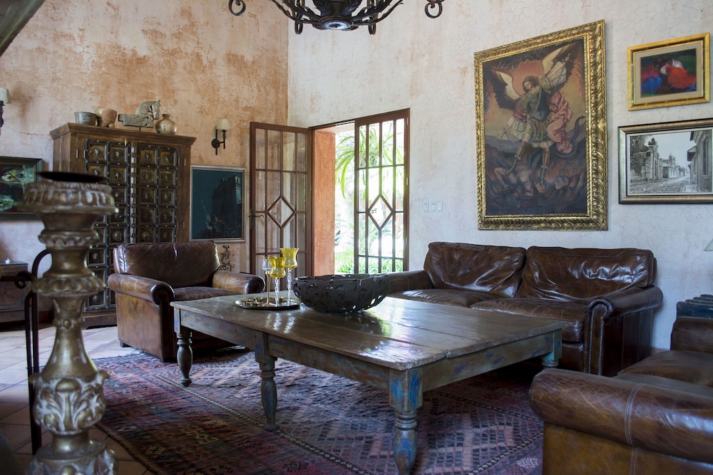 Posada De Los Leones-Lions Inn