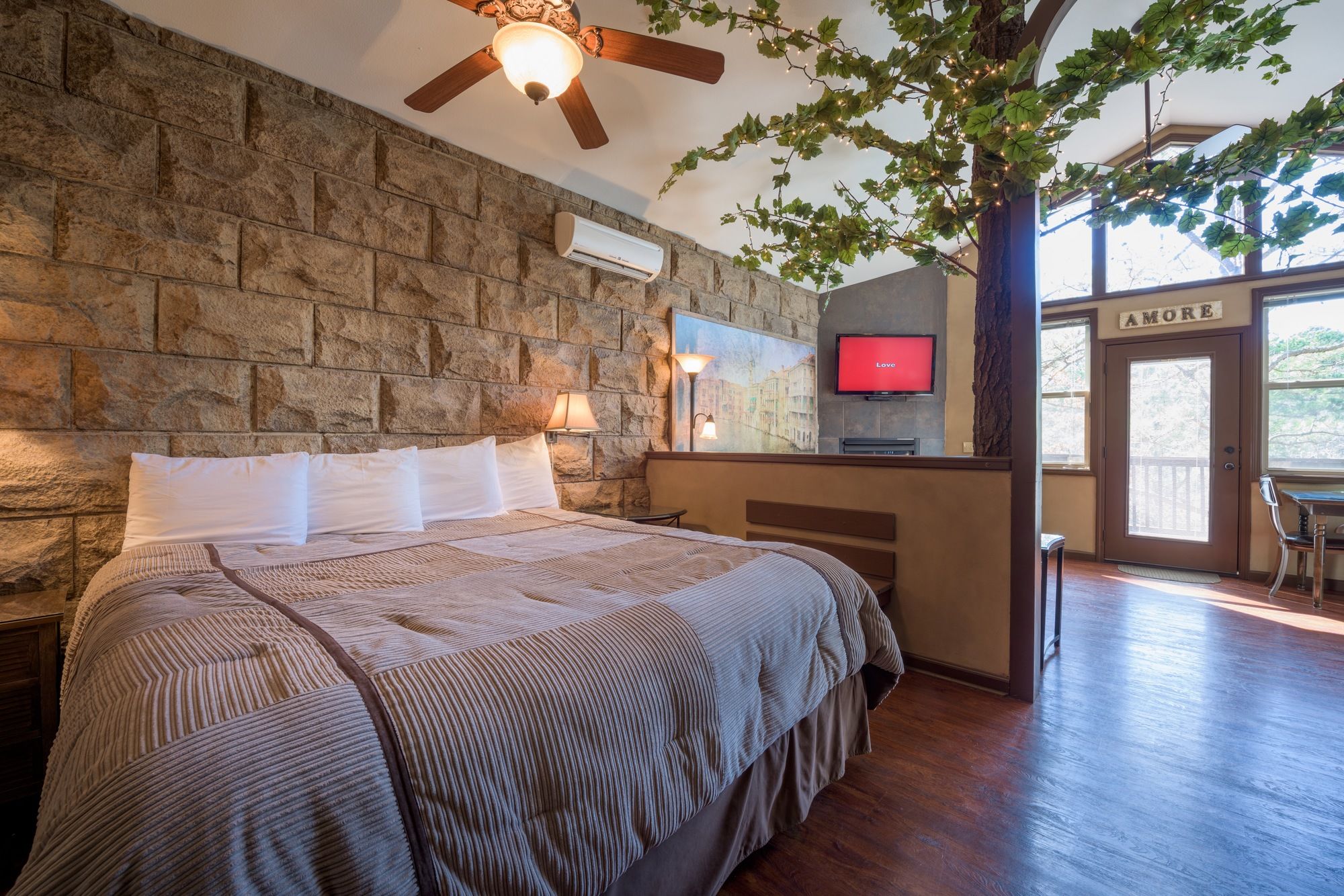 Eureka Springs Treehouses, Caves, Castles & Hobbits — foto 4