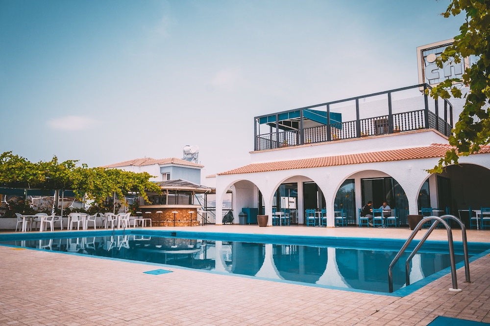 Chrysland & Gardens Club