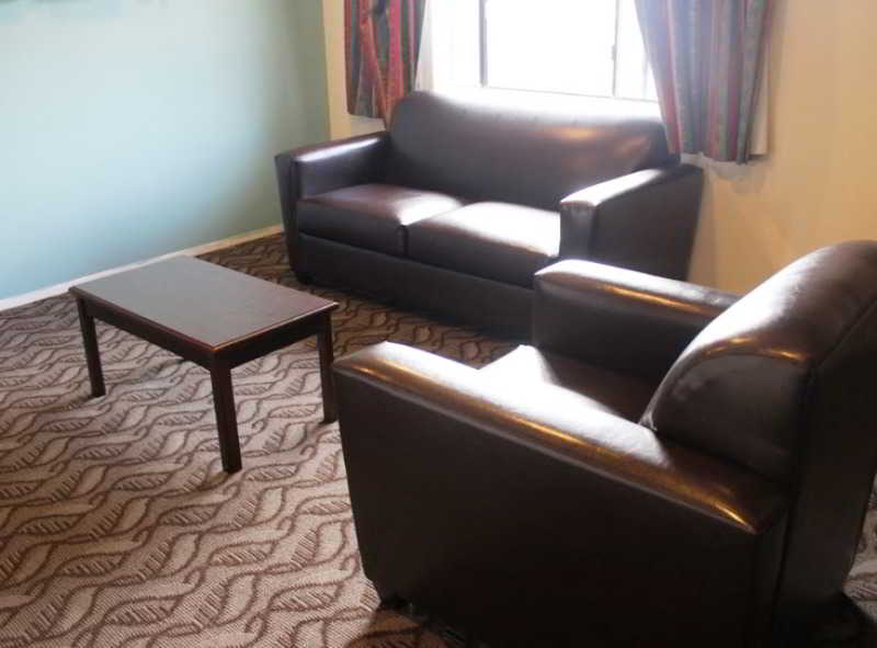Rodeway Inn & Suites