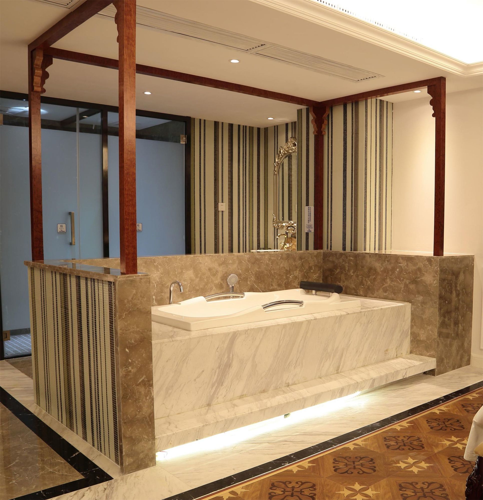 Wuhan Wanchen Theme Hotel