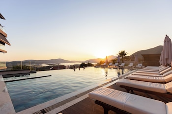 Royal Blue Resort & Residences