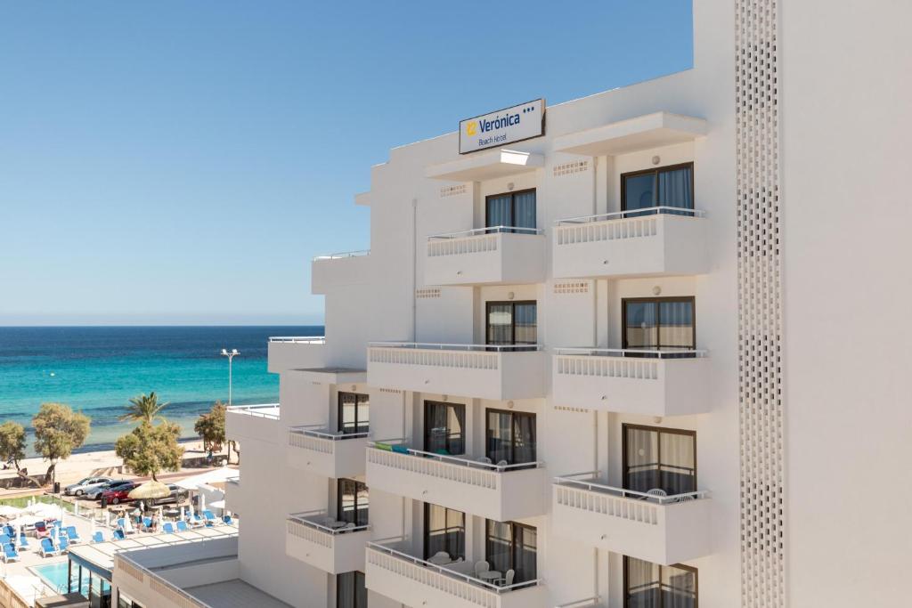 R2 Veronica Beach Hotel