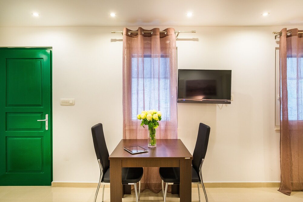 Split Oasis Studio Apartments