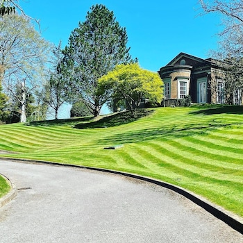 De Courceys Manor Cottages