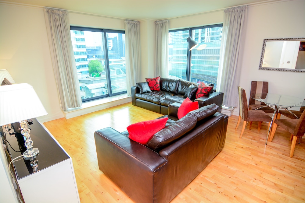 Discovery Dock Apartments East by Apartment Wharf