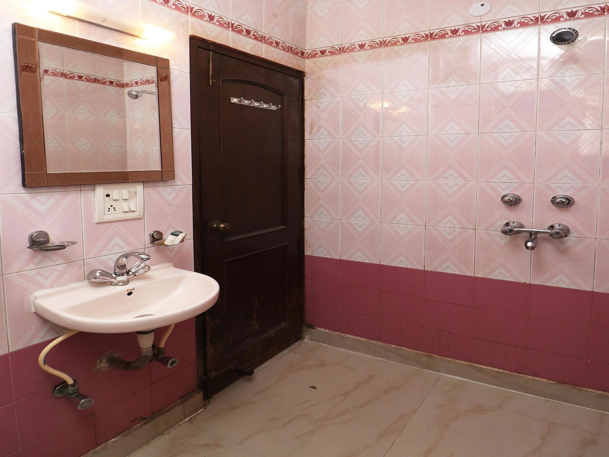 Oyo 10583 Hotel Amigo