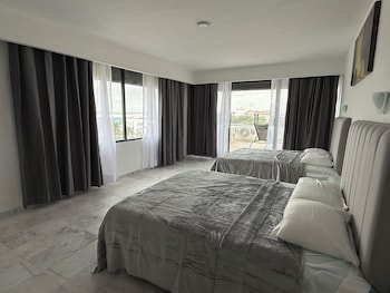 Ocean Front Condo In Hotel Zone