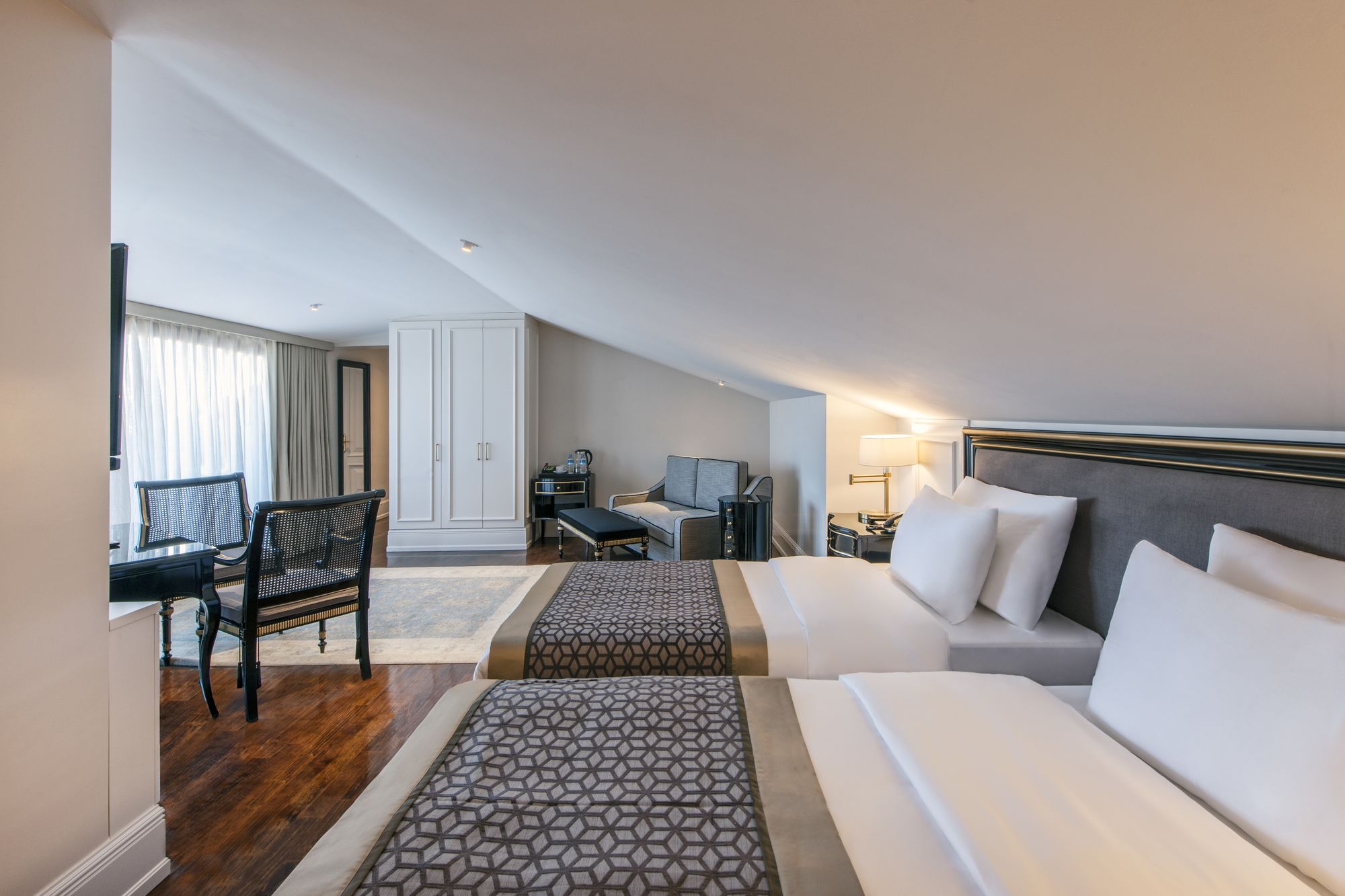 1890 Suites Hotel
