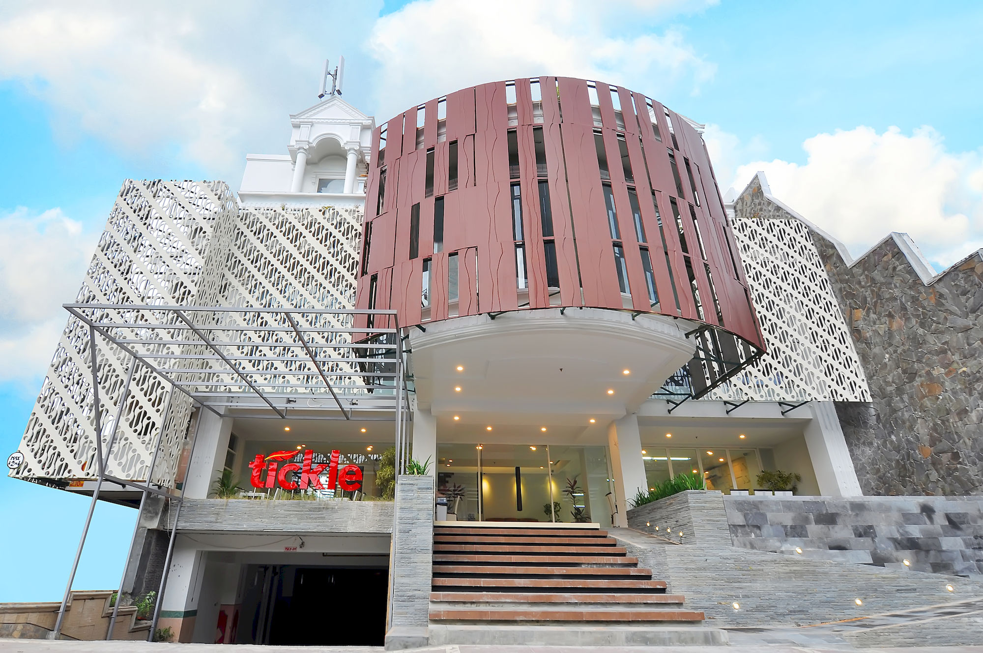 Tickle Hotel