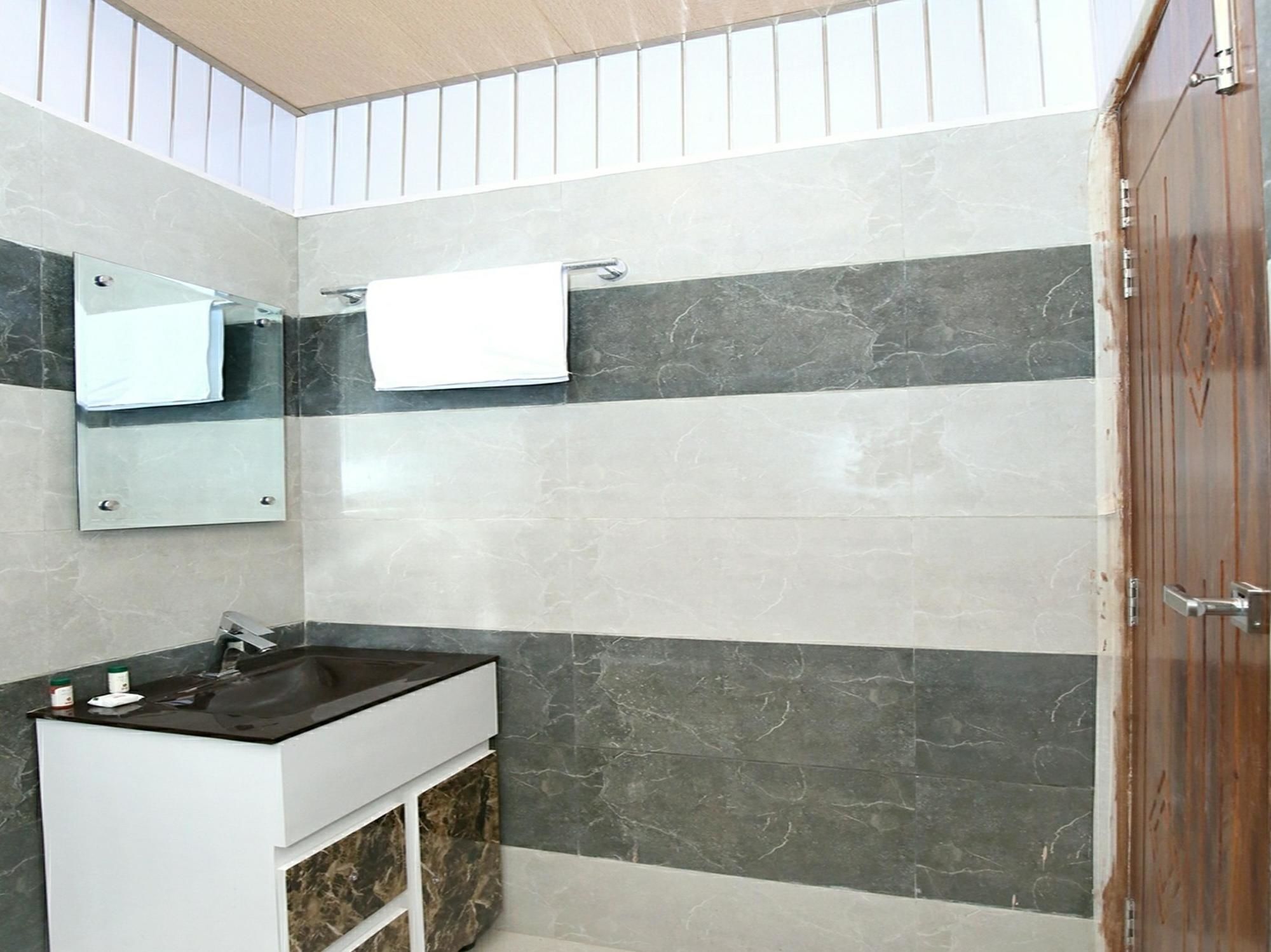 Hotel Royal by OYO Rooms