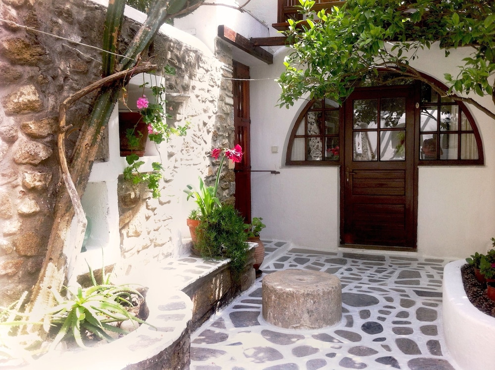 Villa Pinelopi - Rooms & Studios