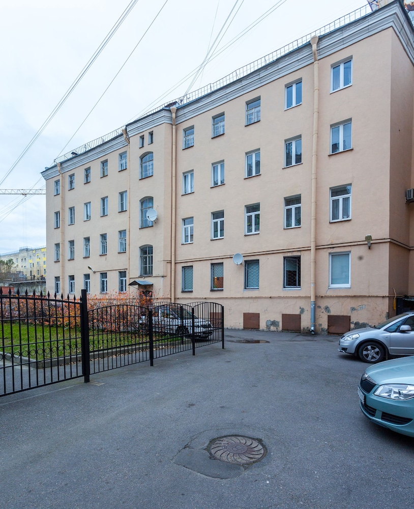 Guests Love California on Chernyakhovskogo