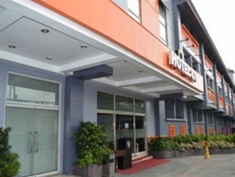 Hotel 878