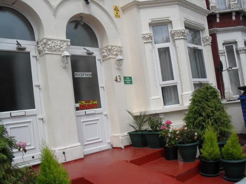 OYO Stratford Hotel