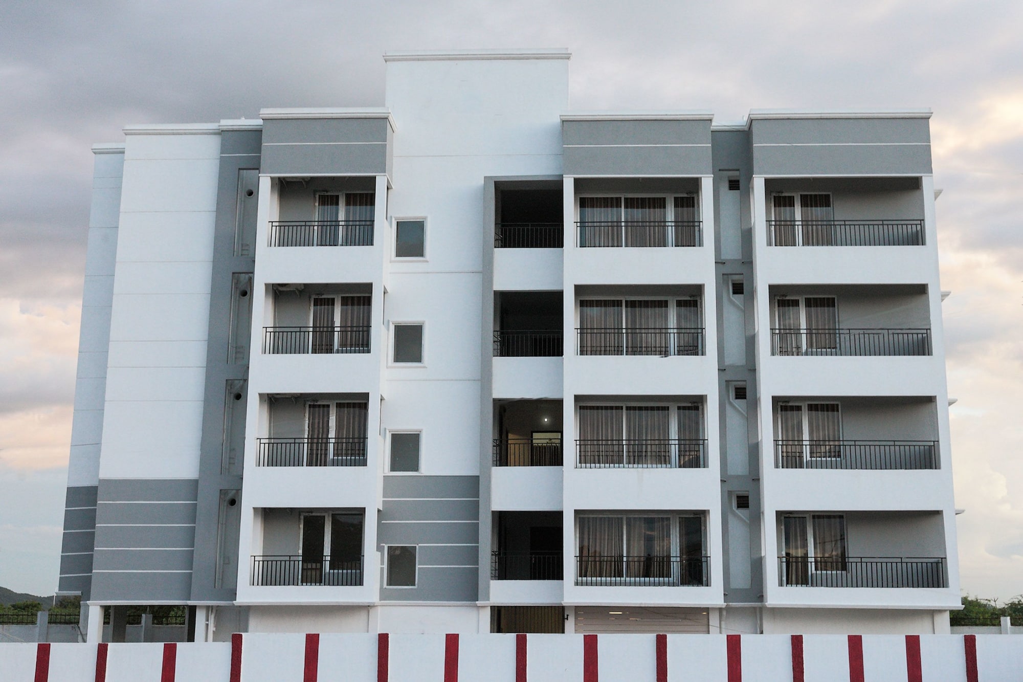Royce Ebony by OYO Rooms