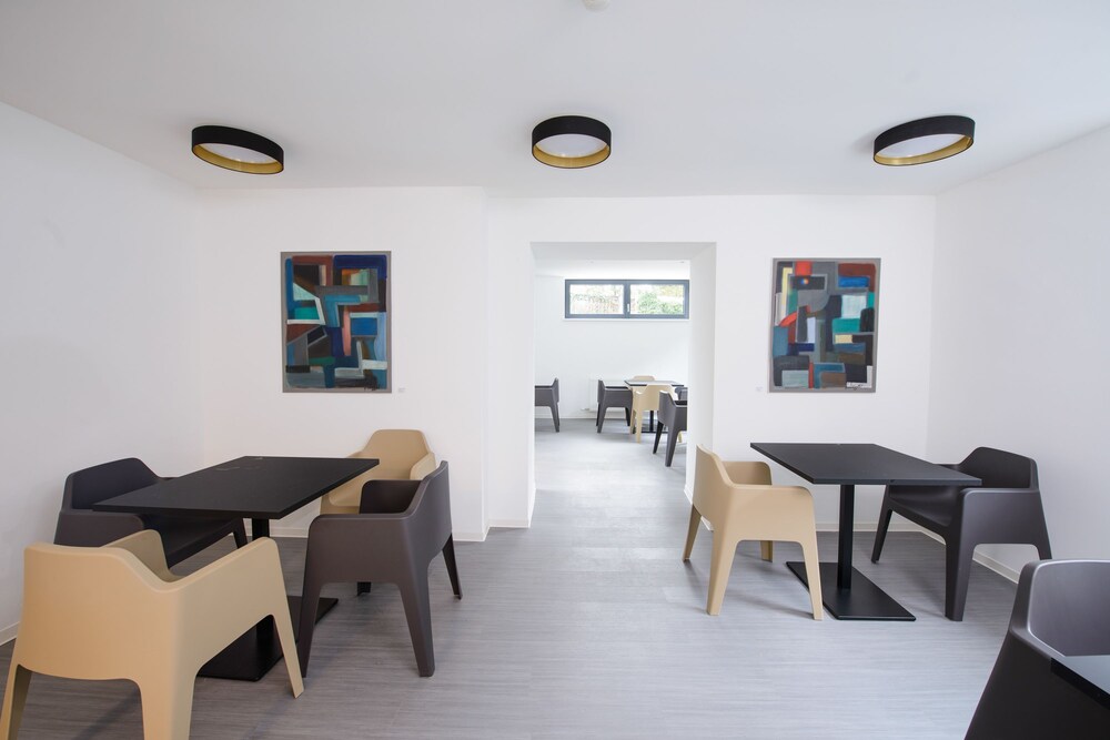 B(L)Ackhome City Hotel