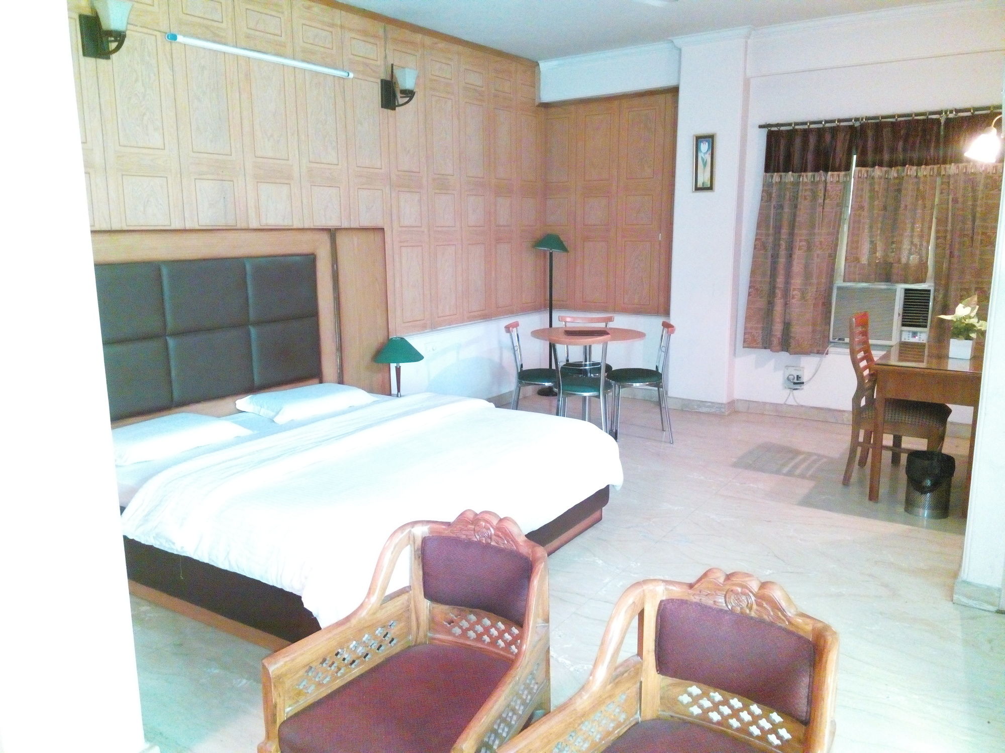 Hotel Queens Residency