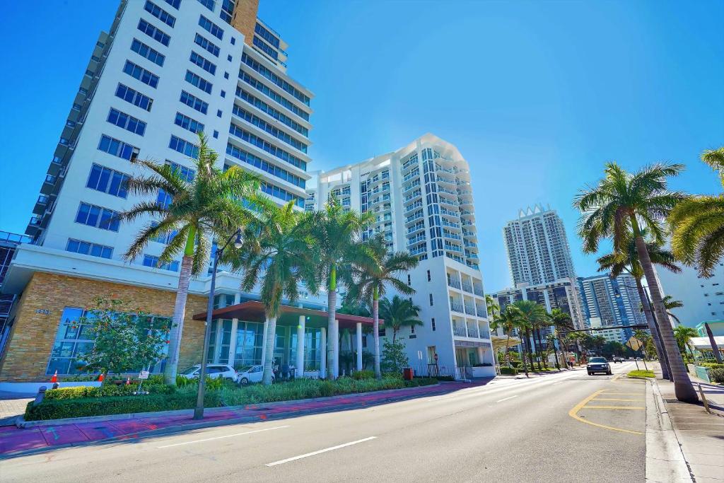 Monte Carlo Miami Beach Condo by Dharma Home Suites