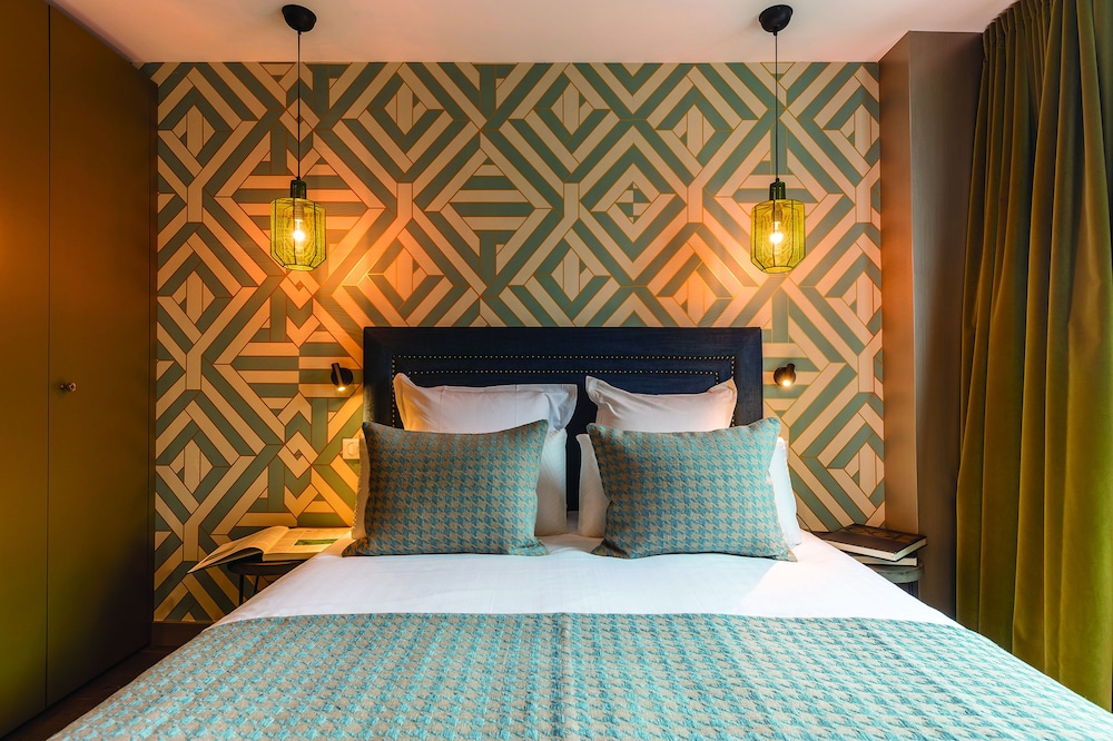 Deluxe Suite (1 Queen Bed and 1 Double Sofa Bed) - Package Rate
