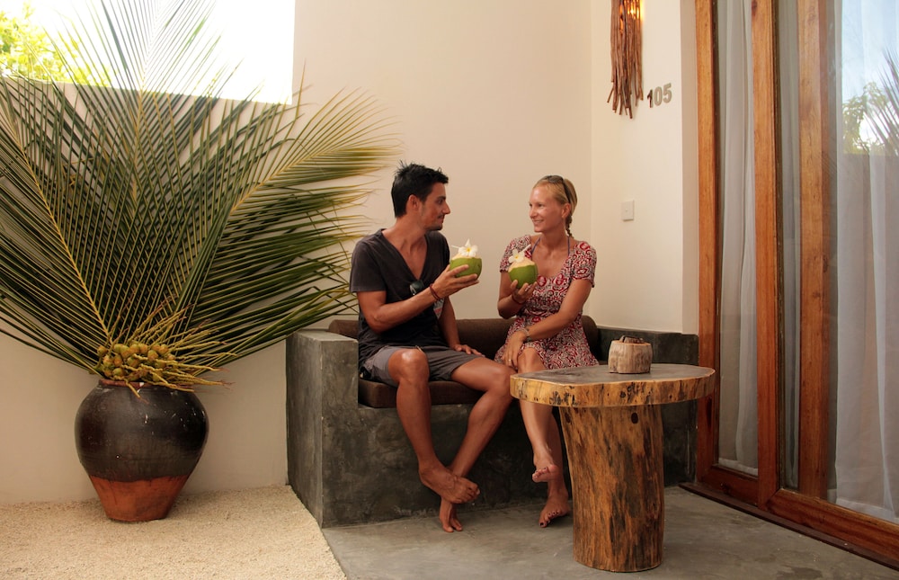 Dhiffushi White Sand Beach Hotel