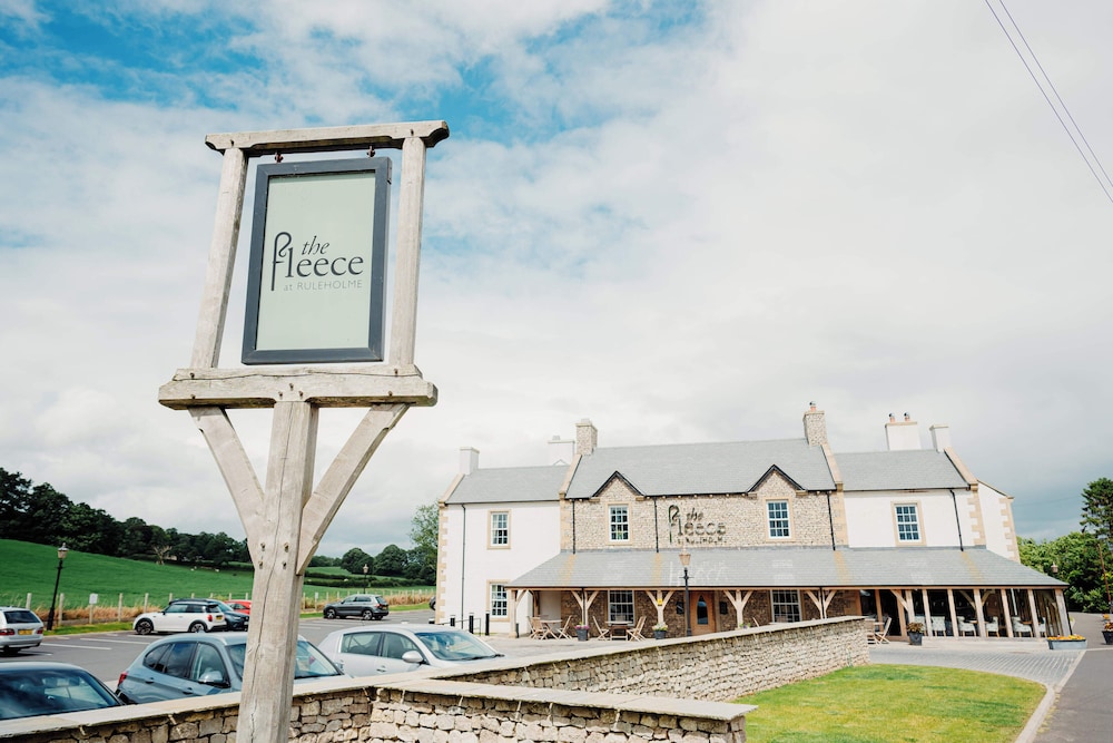 The Golden Fleece Inn