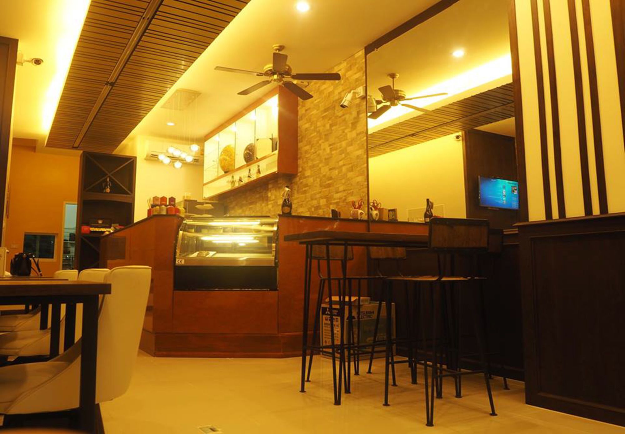 Egg Colony Hotel