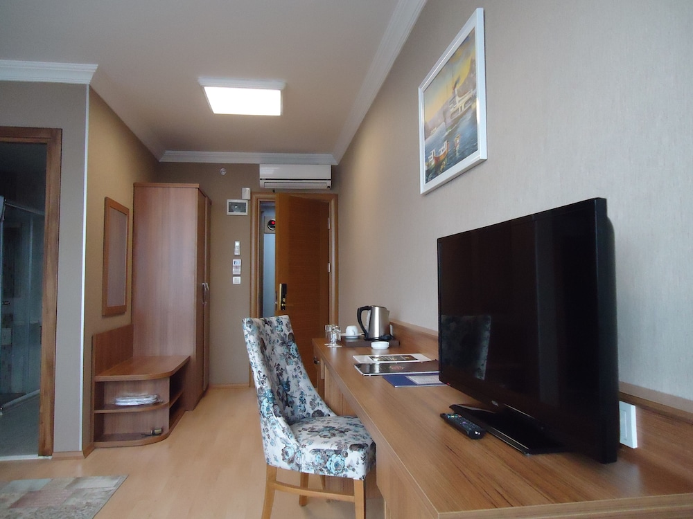 Golden Lounge Hotel